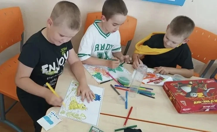 Пришкольный лагерь 🔆 

Утро зарядило ребят позитивом: на мастер‑классе они творили слаймы — смешива