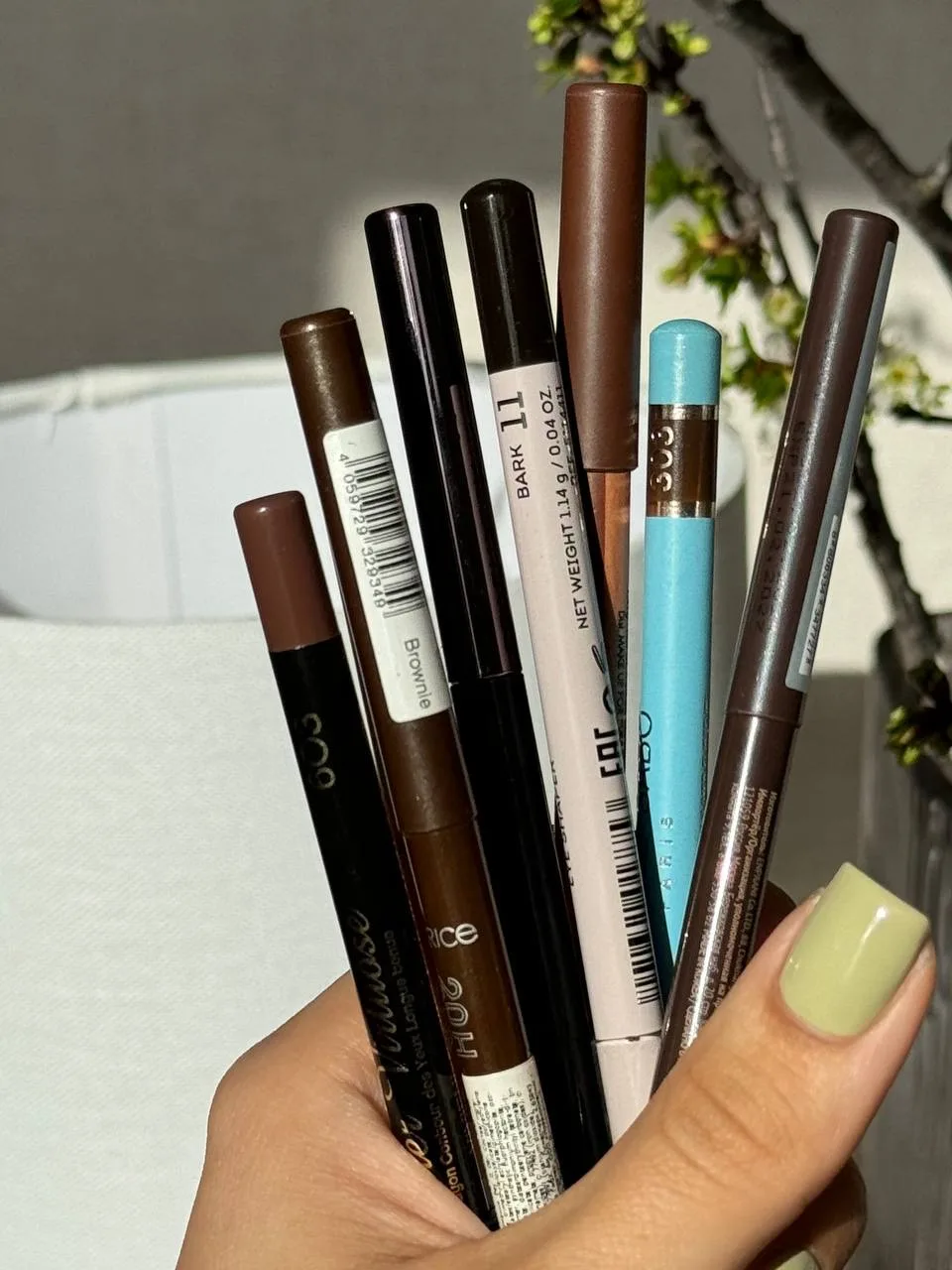 Мои коричневые карандаши для глаз 🤎

• vivienne sabo 603
• seventeen 11
• kiko 05
• revolution brow