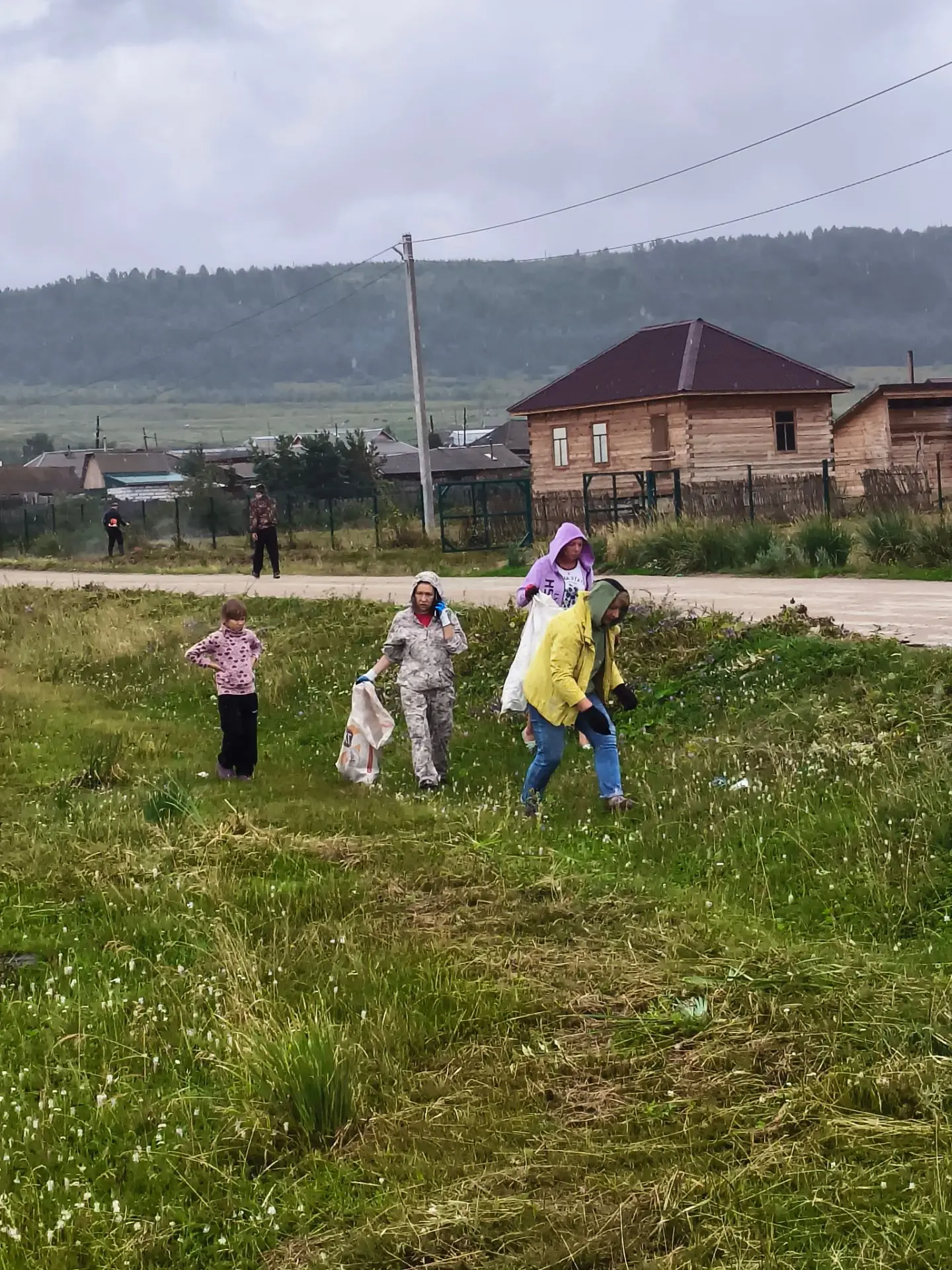 В деревне Калы прошёл масштабный субботник

В рамках продолжающейся работы по благоустройству населё