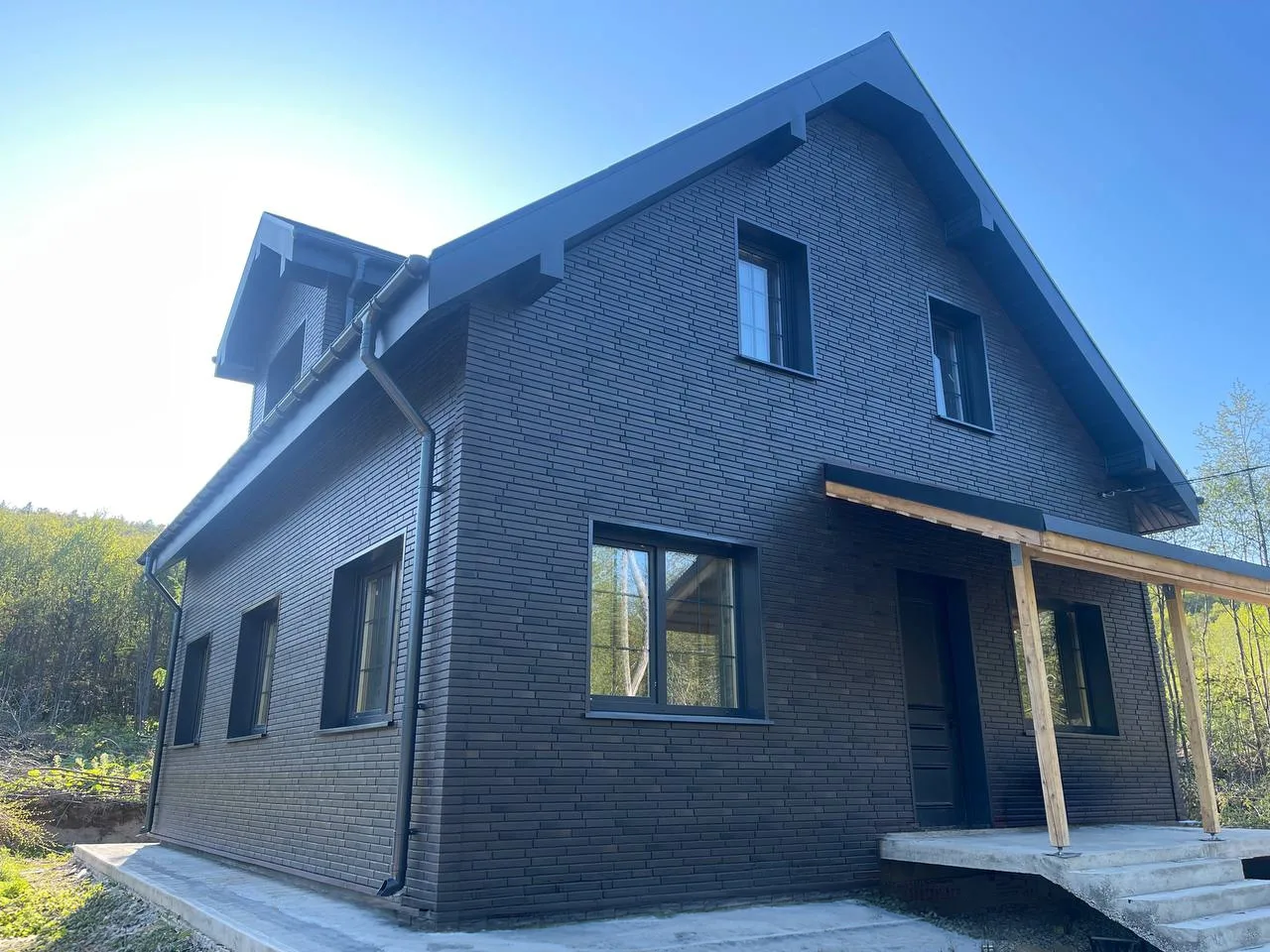 🏡 Жилой дом в Южно-Сахалинске, который доказывает: тёмные оттенки — это стильно и практично. Фасад 