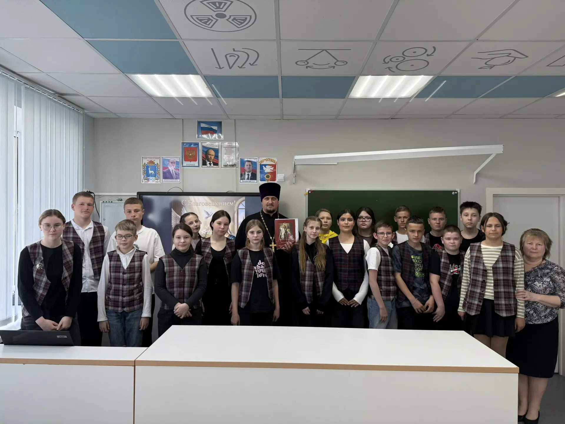 В преддверии праздника Светлой Пасхи в  ГБОУ СОШ с.Хворостянка состоялась встреча с настоятелем храм