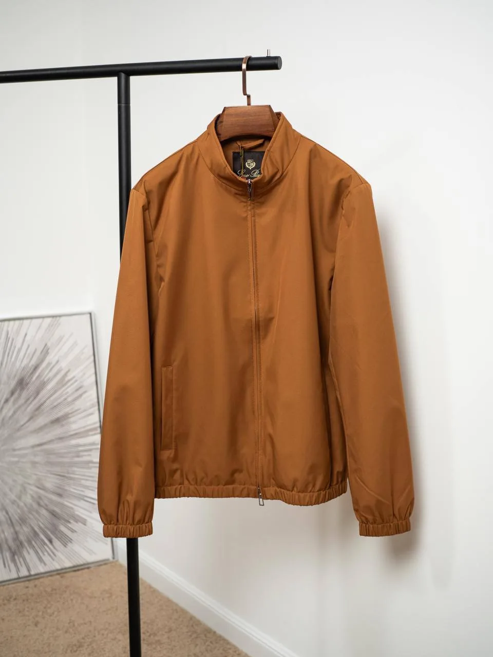 Ветровка Loro Piana — безупречный стиль и защита от непогоды

Инновационная микрофибра с фирменной о