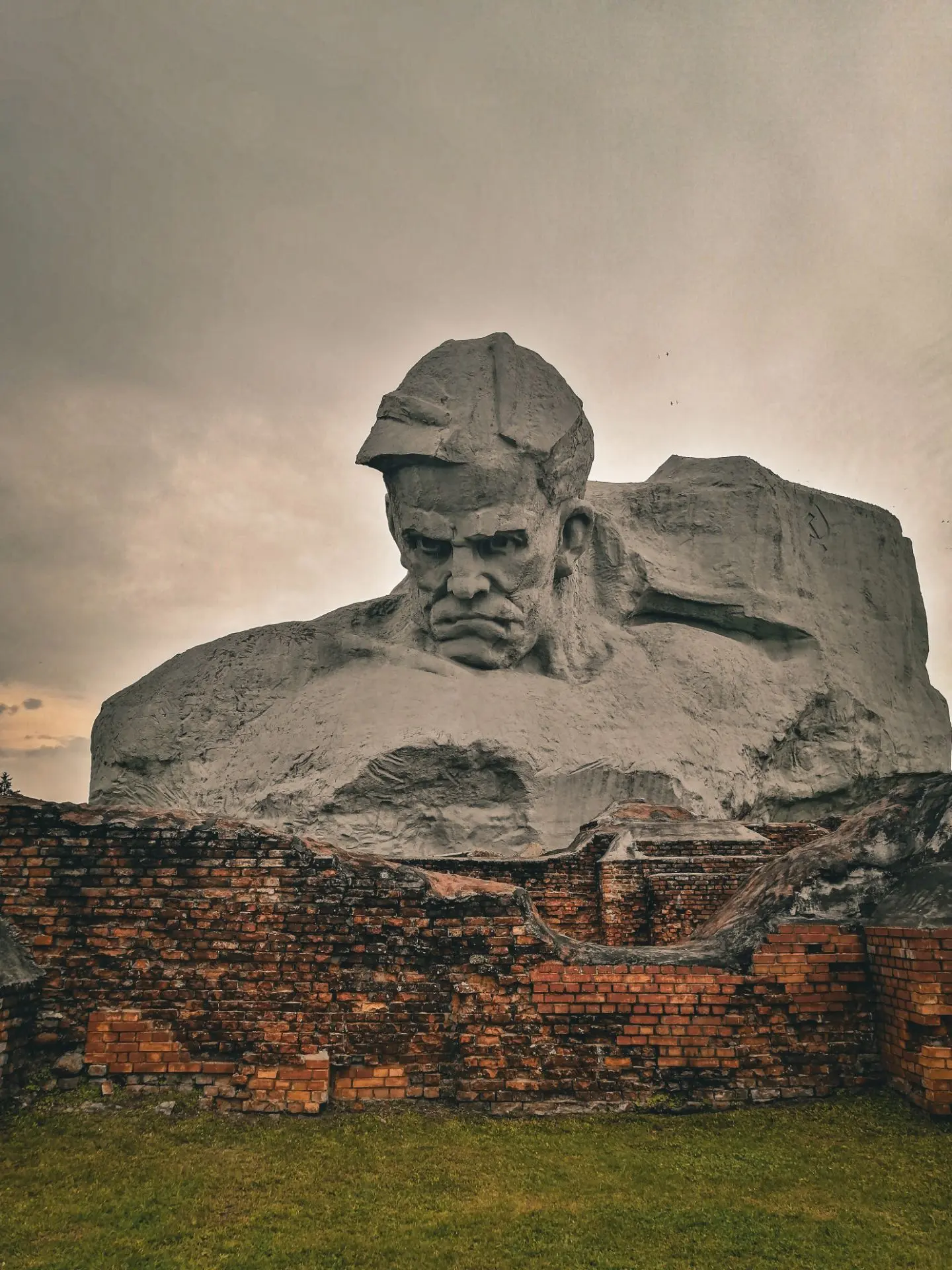 Здесь 85 лет назад началась Великая Отечественная война...

Брестская крепость должна была сдаться в