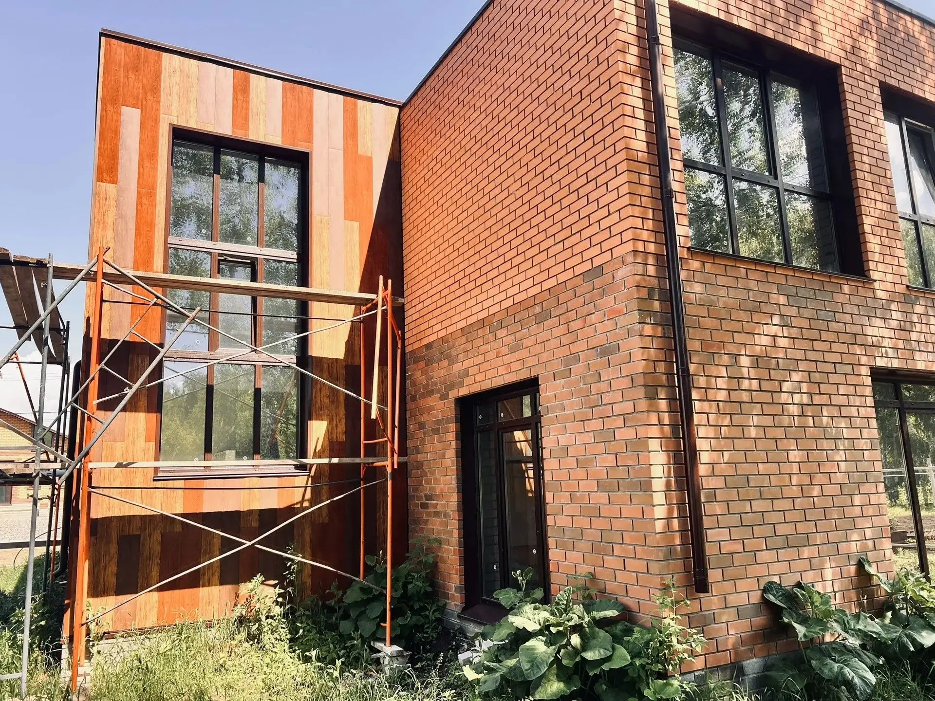 🏡 Следующей точкой экскурсии стал коттеджный поселок «Приозёрный» от компании АлтЭкоАрт.

Студентов