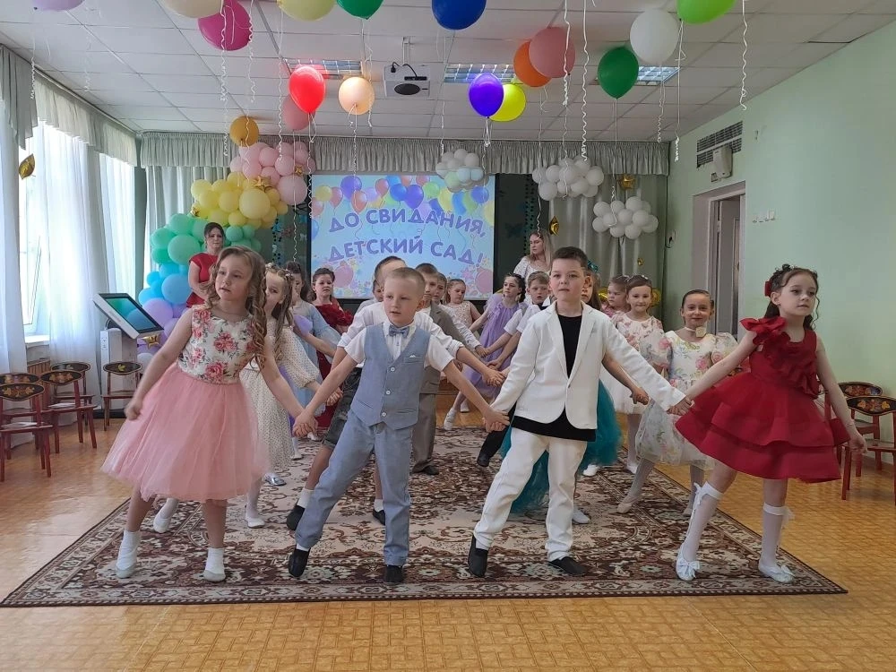 Три выпускных, три добрых пути: поздравляем наших звёздочек!

В нашем детском саду прошли сразу три 