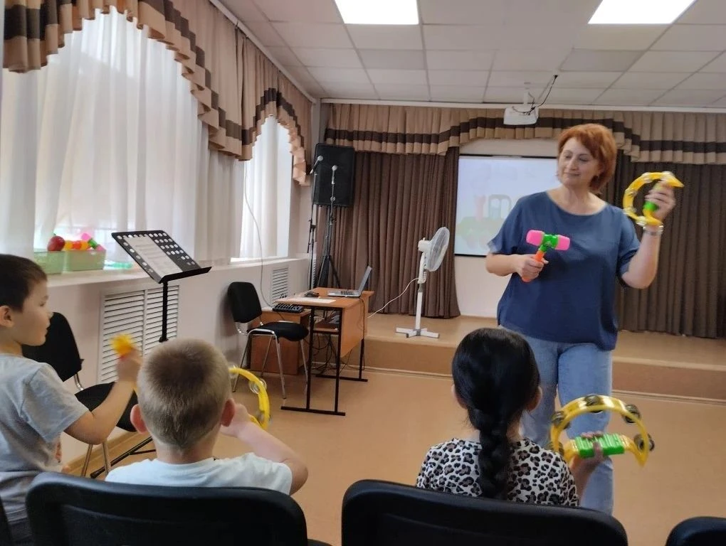 Сегодня у нас было шумно и весело - приходили малыши в гости! На музыкальной  лесной полянке собрали