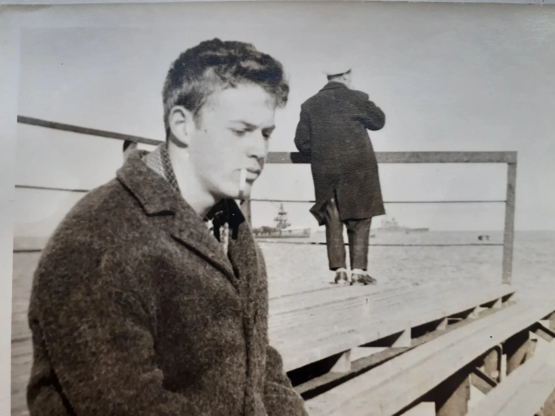 Феодосия,пирс водной станции,1965 г. На заднем плане артиллерийский крейсер на рейде и заправщик

🏰