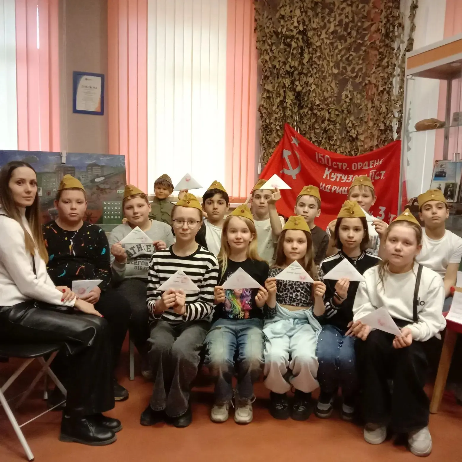 📬 ПОЛЕВАЯ ПОЧТА: ПИСЬМА ГЕРОЯМ

Всё началось на каникулах. Тогда ученики 2–4 классов пришли в школь