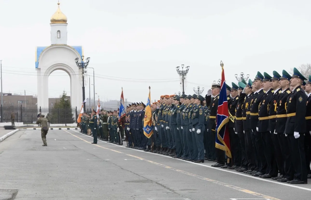 🇷🇺 В рамках военно-патриотического слёта «Наследники Победы. Пост №1» курсанты 1-го курса Калина Д