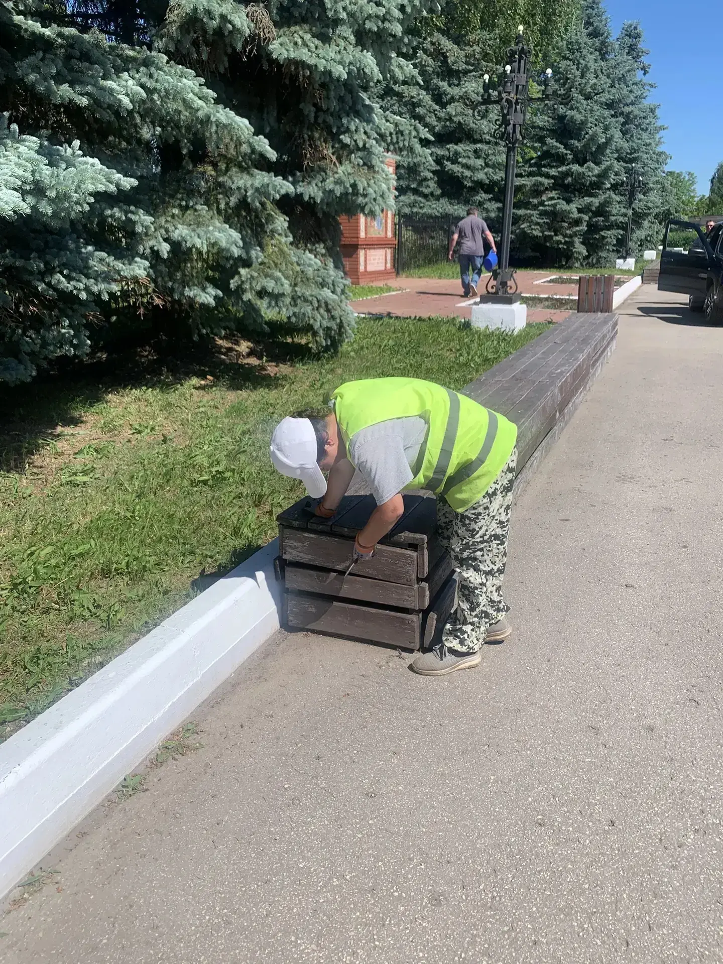 Остарожно! Покрашено! 
В Тонкино продолжаются работы по благоустройству. Работники теротдела сегодня