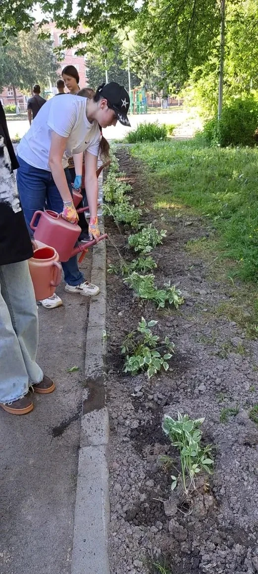 Лето с пользой: как наши школьники наводят красоту на пришкольной территории 🌱

Лето — это не тольк