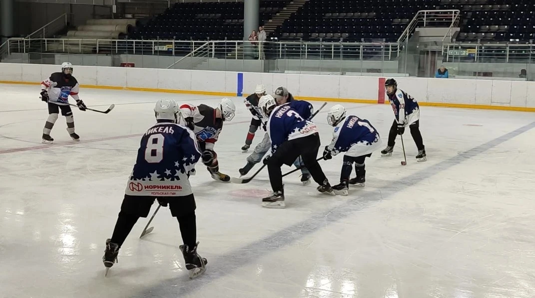 🏒В минувшие выходные состоялся товарищеский матч по хоккею в г. Мурманск.
В матче участвовали коман