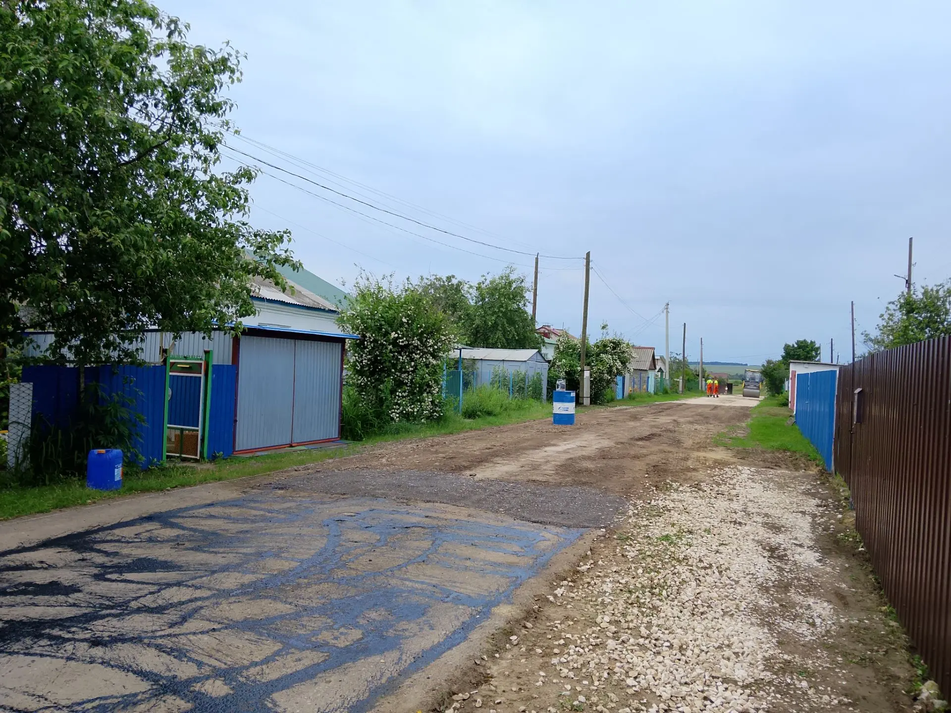 В с. Барановка на улице Комсомольской начались работы по укладке асфальта