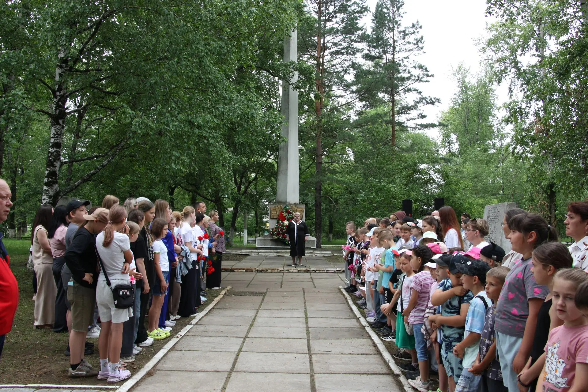 В День памяти и скорби в Амурзете состоялся митинг

У Обелиска павшим землякам, расположенного в Пар