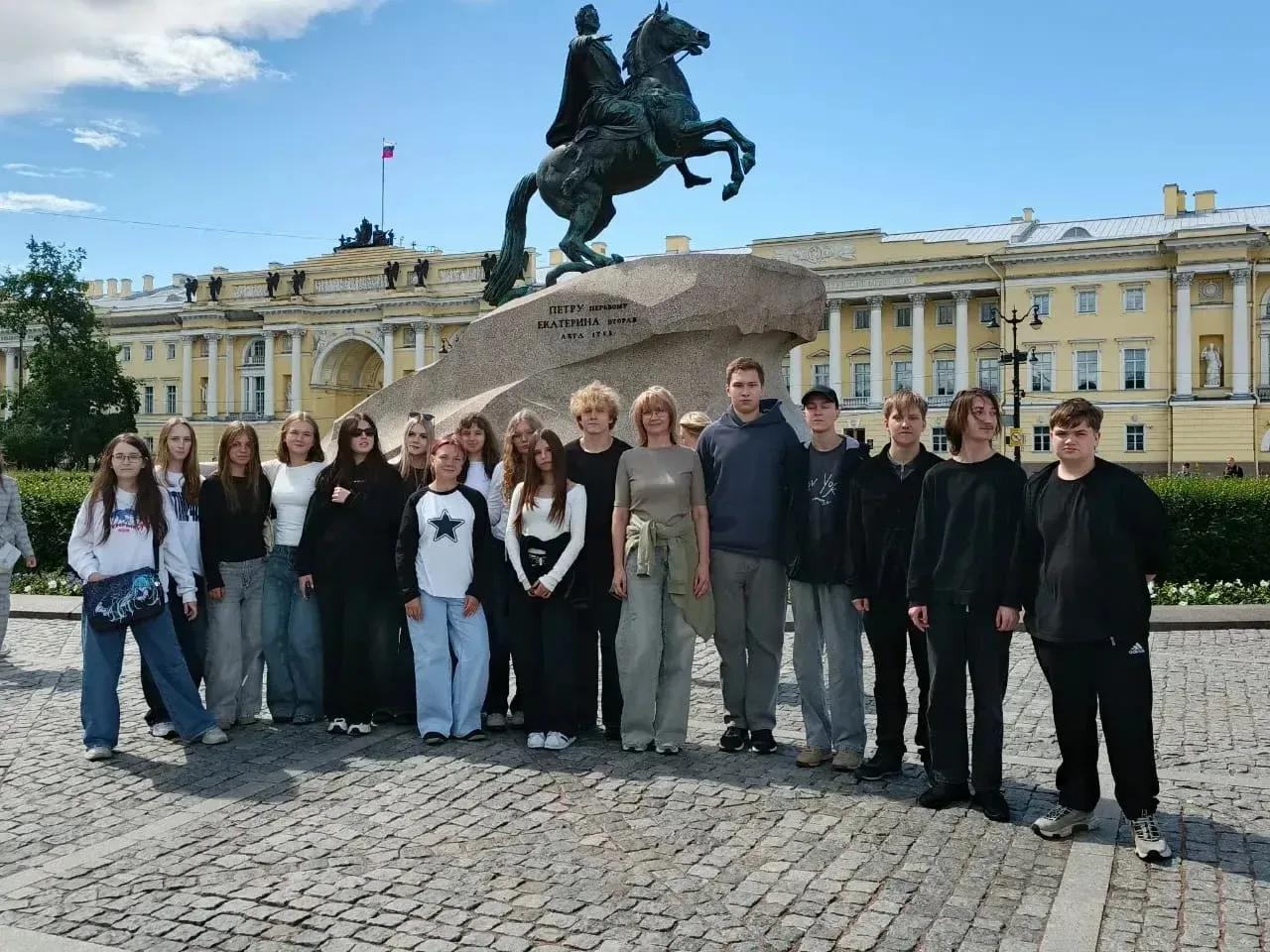 🎉 Учащиеся 9 «Б» класса вместе с Ольгой Владимировной Грековой отметили окончание важного этапа шко