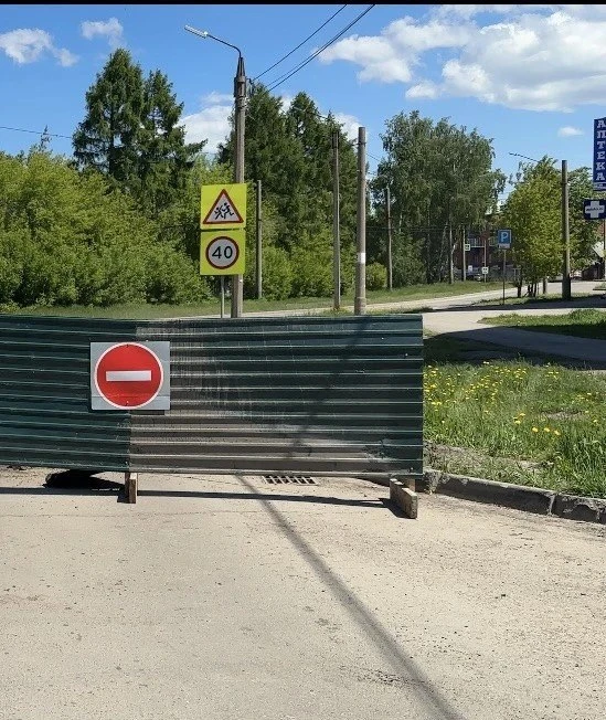 На улице Ленина ( в районе дома 99) начали ремонт ливневой канализации. Сейчас движение по дороге вр