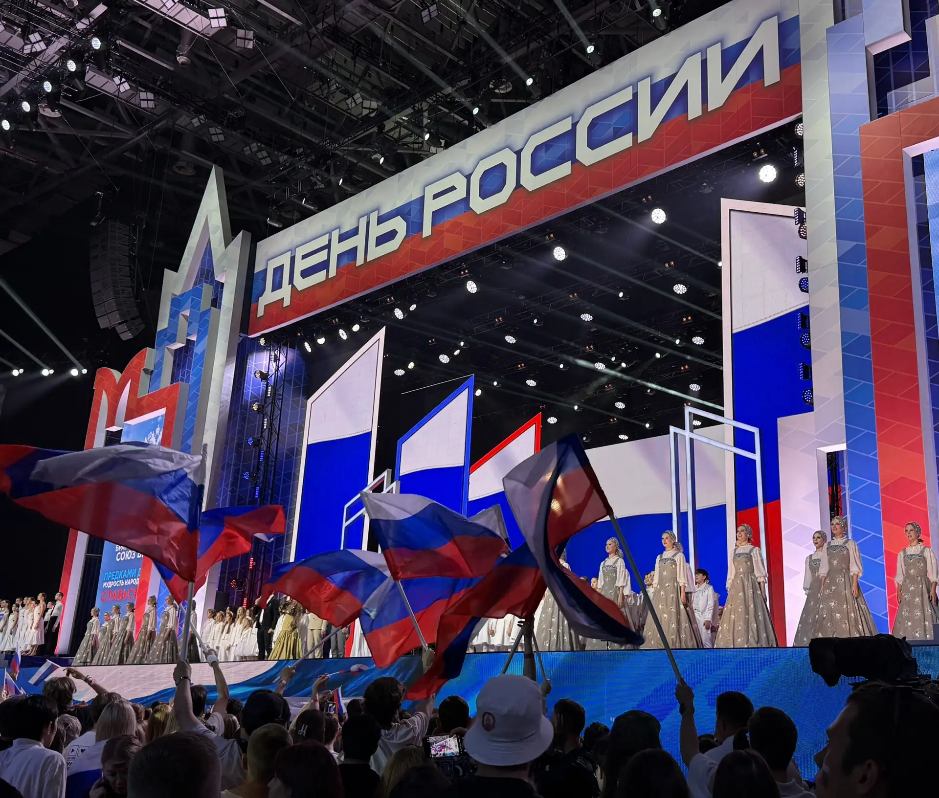 С праздником, друзья, с Днём России!

Сегодня на телеканале Россия-1 вы можете увидеть нас:

✅ 17:50