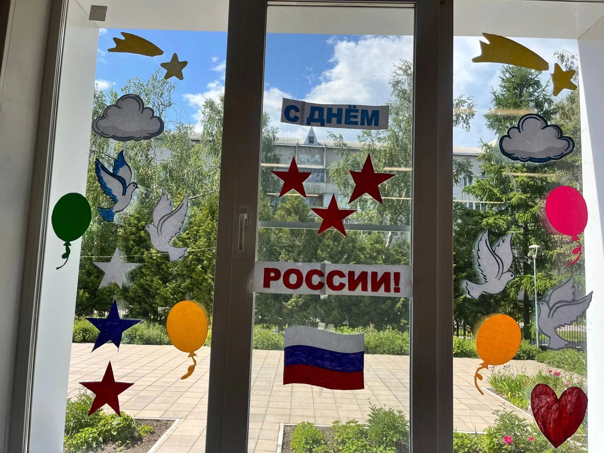 ОКНА РОССИИ СИЯЮТ ЯРЧЕ! 🇷🇺✨

Наши юные патриоты из лагеря "Планета здоровых ребят " с гордостью пр