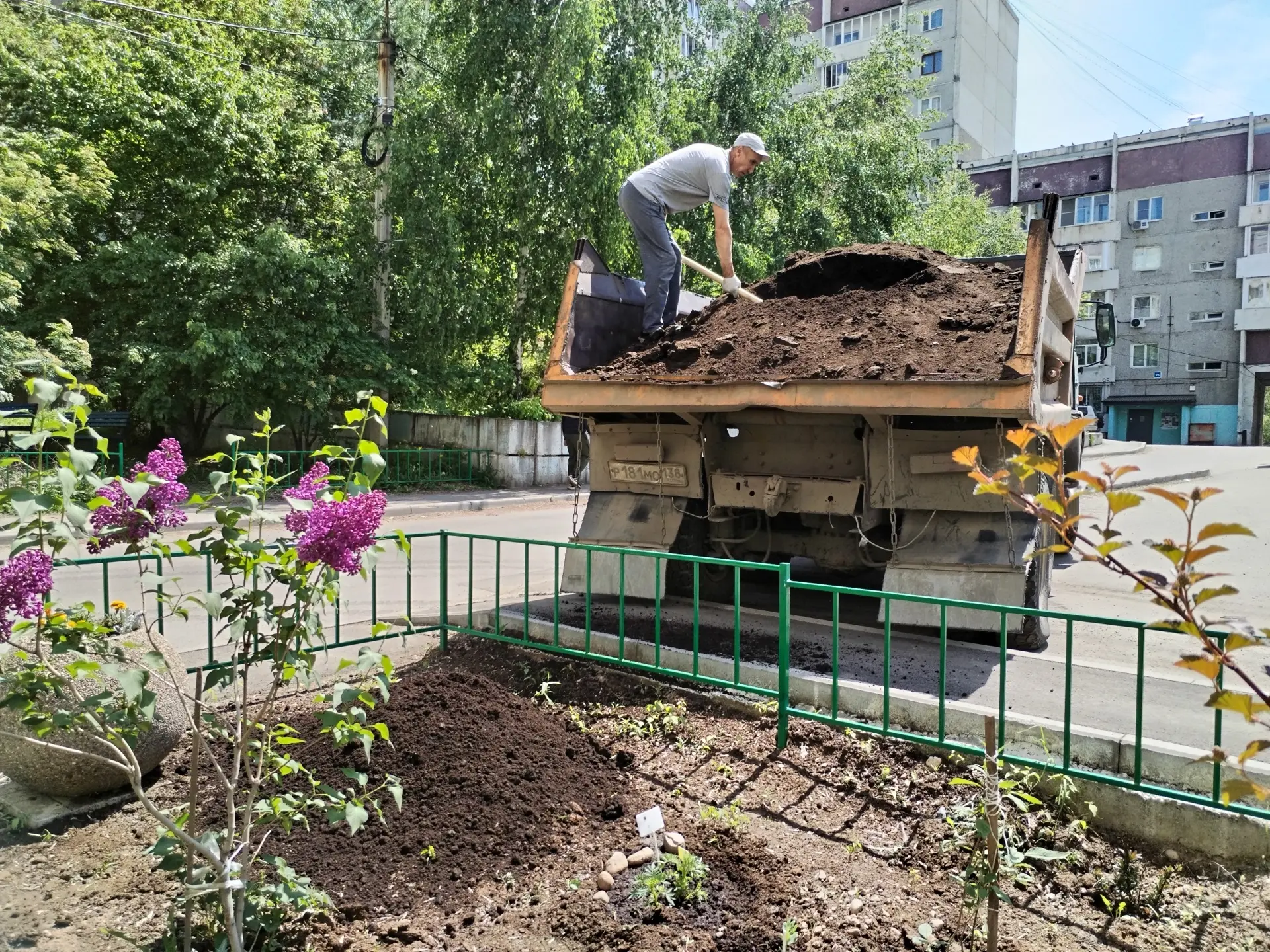 В продолжении нашего поста. 
ООО «Западное Управление ЖКС» завезли свежую землю, для посадки растени