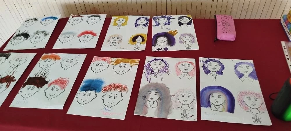 Сегодня  ребята из лагеря "Солнышко" были в гостях в СДК пос. Металлист. Ребята рисовали разными спо