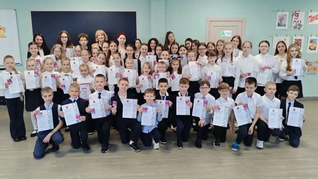 ГУБЕРНАТОРСКИЕ СТИПЕНДИАТЫ

На торжественной линейке были вручены Карты отличников и почетные грамот