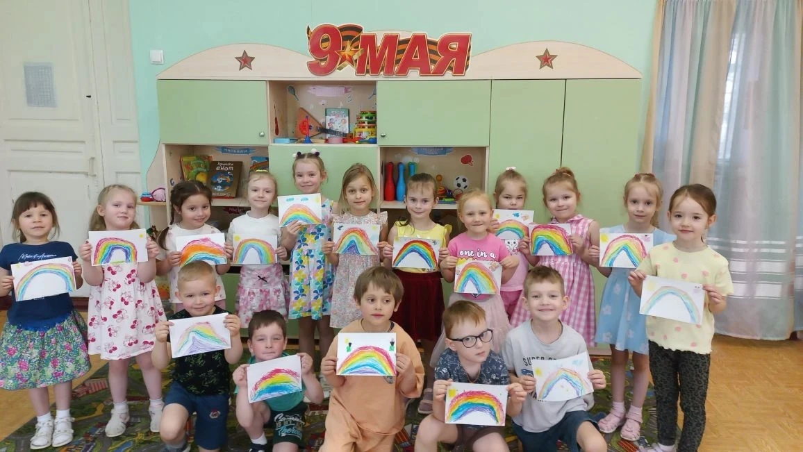 🌈Творческий час: рисуем радугу! 🌈

В нашей  группе прошло  волшебное занятие по рисованию — мы соз
