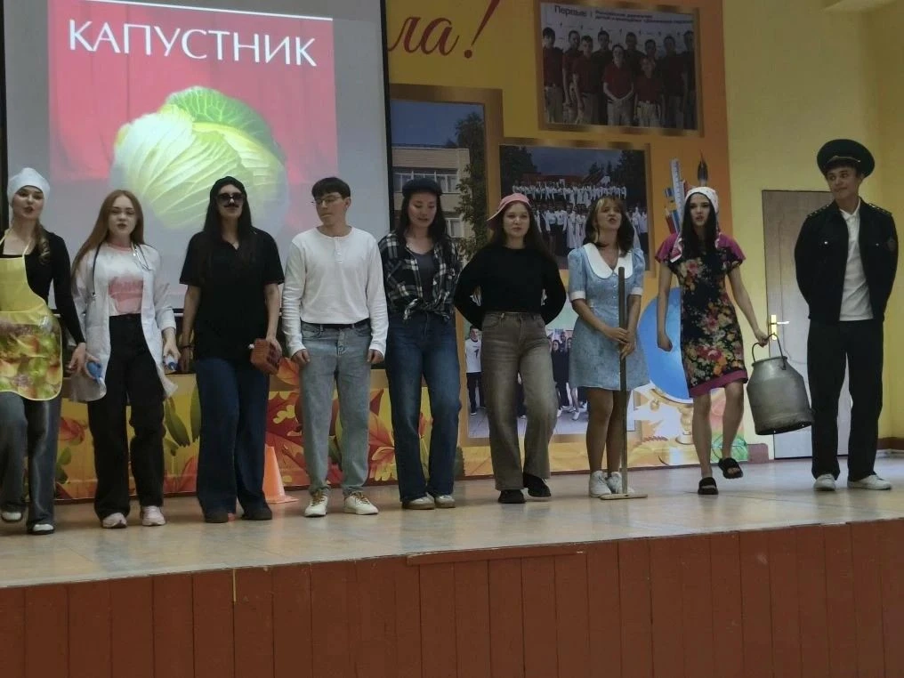 В нашей школе есть хорошая традиция прощания- Капустник. Выпускники,учителя собираются вечером в шко