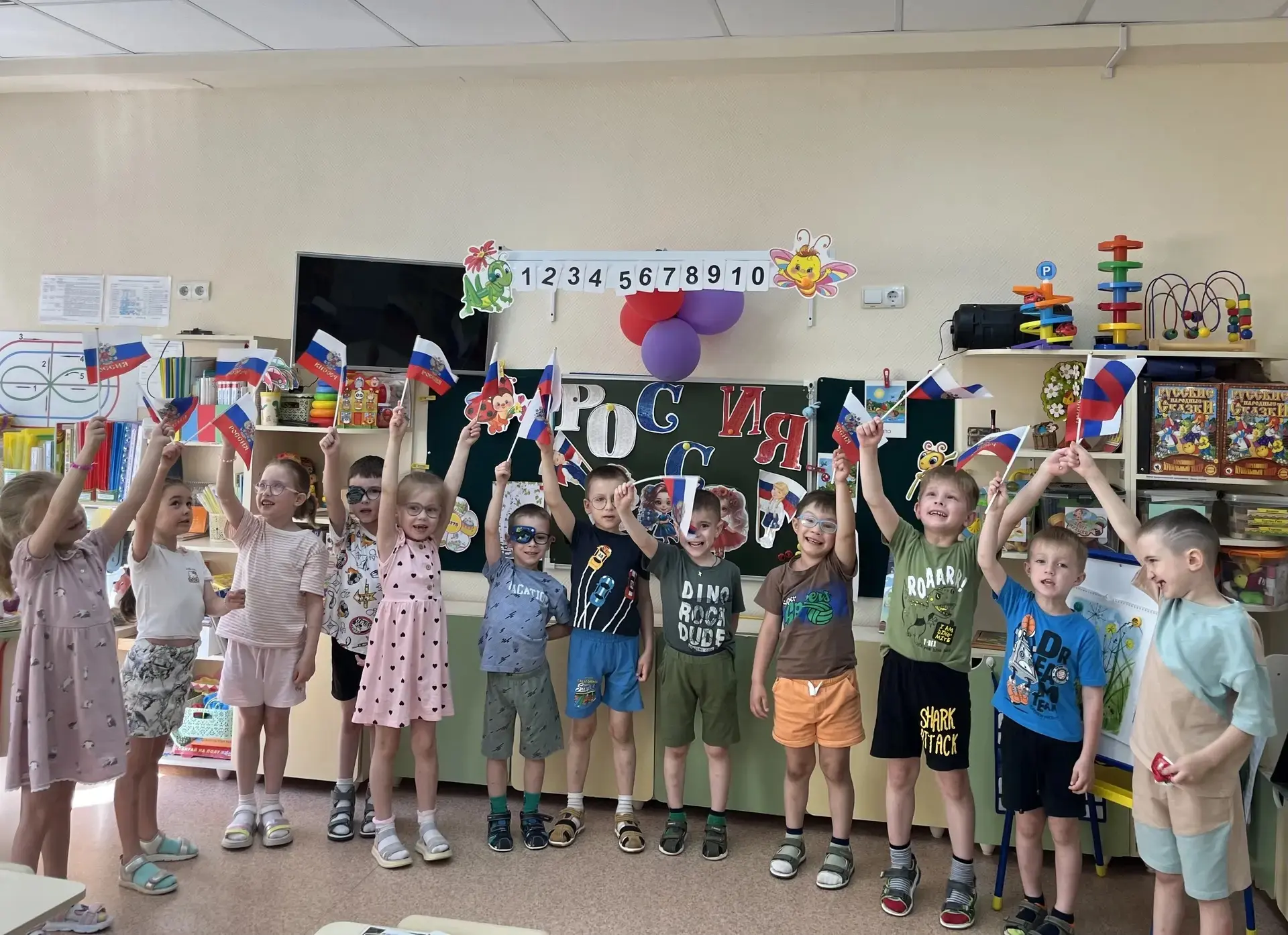 🇷🇺🇷🇺🇷🇺”Я узнал, что у меня
Есть огромная семья
И тропинка, и лесок
В поле каждый колосок
Речка
