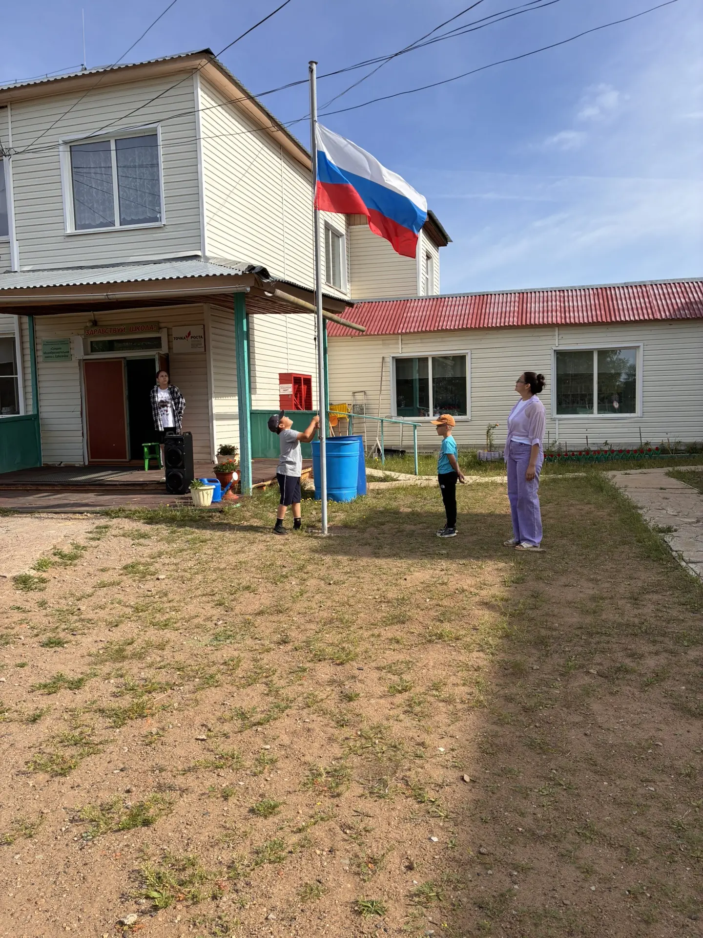 🇷🇺 Наше утро в лагере «Волшебный мир детства» началось с торжественной линейки, гордого поднятия ф