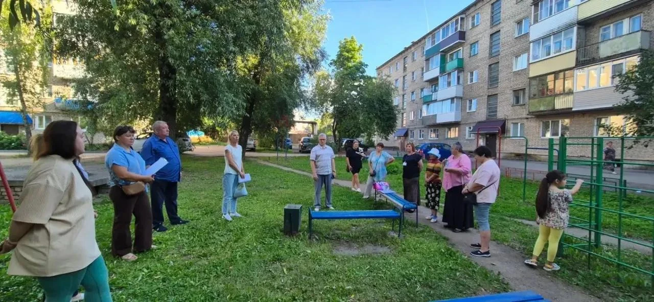 💬 Депутаты провели встречи с жителями: многоквартирный дом в Великих Луках ждет ремонт

Во дворе до