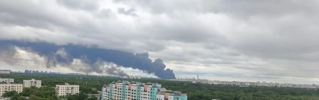 В Нижнекамске в Татарстане БПЛА атаковали НПЗ.

На фото атакованный склад ВБ в Волгограде.

ПВО отби