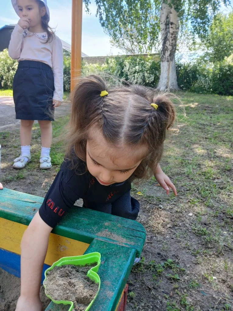 В нашем детском саду прогулки на свежем воздухе проходят с пользой. Для малышей игры с песком — это 