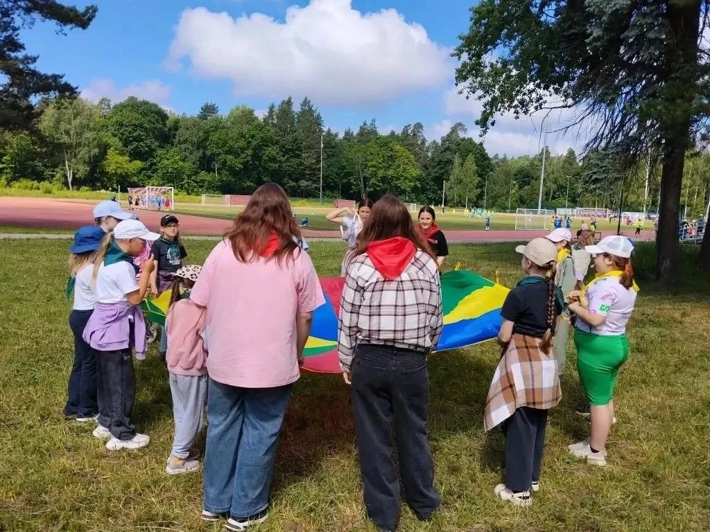 ☀️ ЛЕТАЙ ВЫШЕ, ПАРАШЮТ! ☀️Сегодня в лагере «Краски лета» было шумно, весело и очень активно! Волонтё