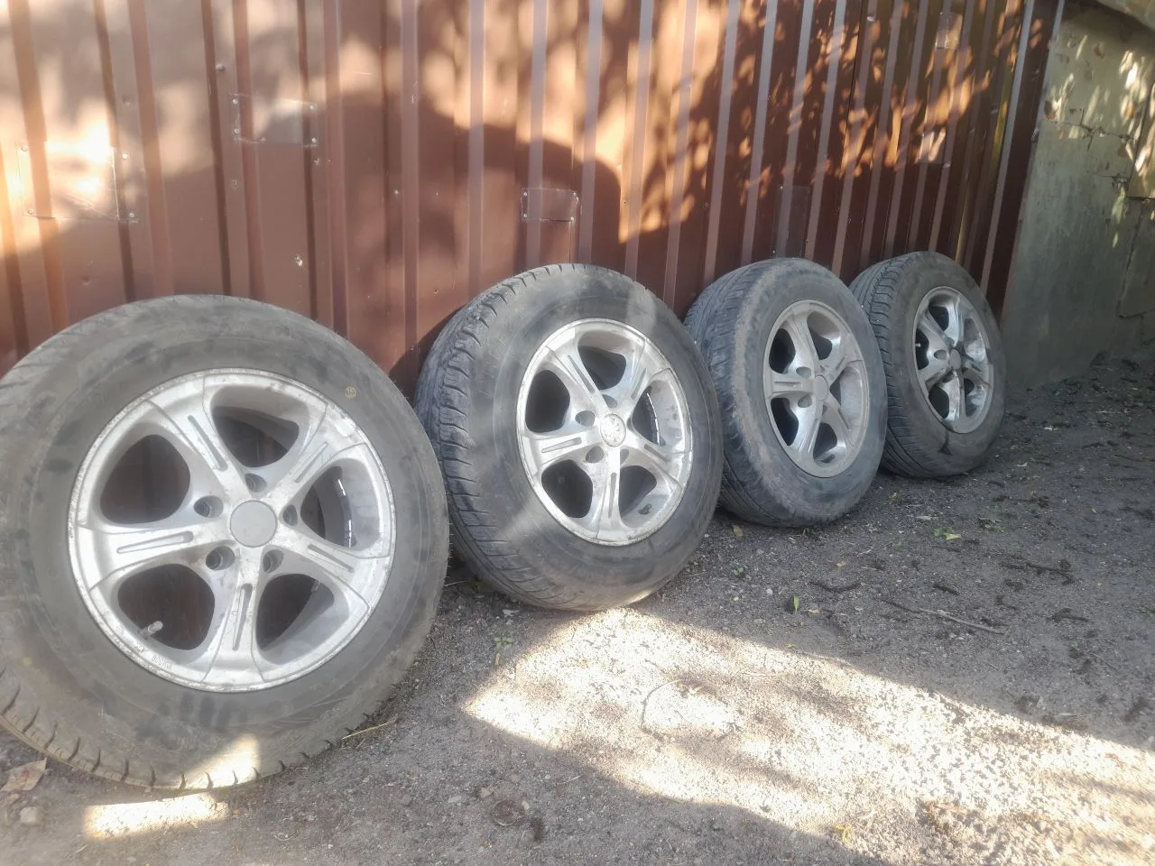 Продам диски с резиной, стояли мерседес Вито 205/65/, 15 размер, разболтовка 5/112 цо 66.6 цена 2700
