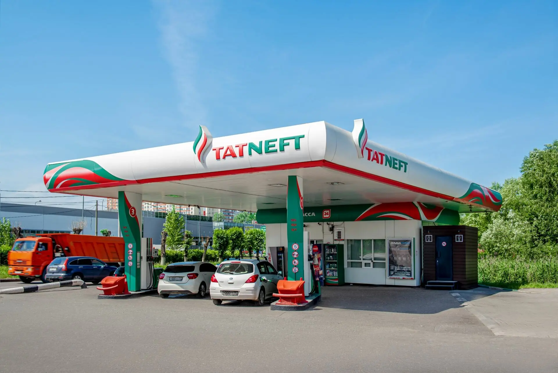 ⛽️ На заправках «Татнефть» ограничили продажу топлива и отключили безнал

В Омской области, как и по
