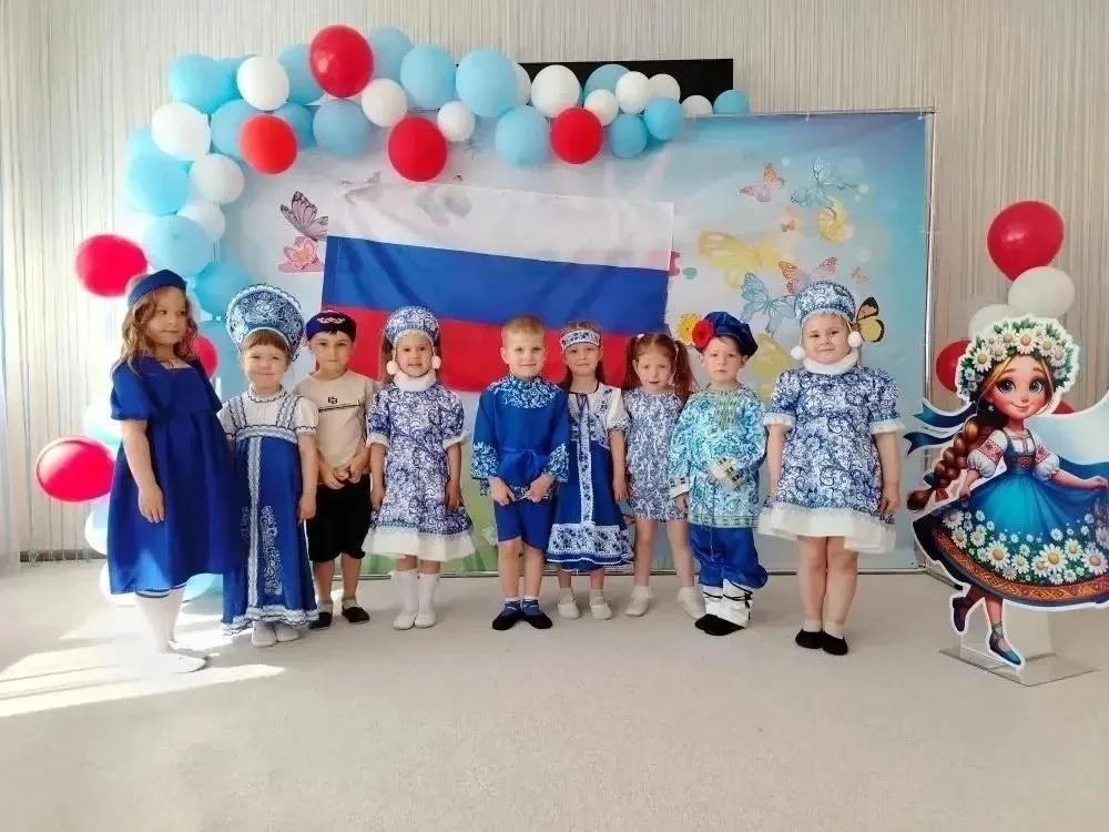 С любовью к России с малых лет!
 
Что такое Родина?
Это облака,
Садик с огородиком,
Поле и река,
Ули