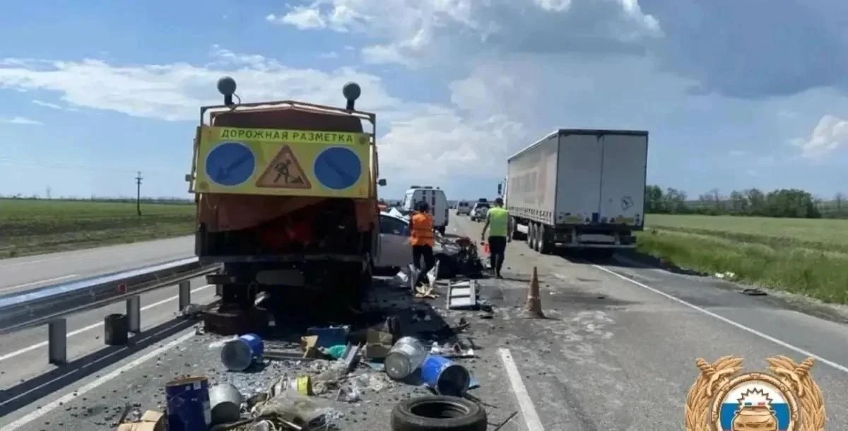 ❗️В Ростовской области легковушка столкнулась с автомобилем дорожной службы

8 июня на 41 км автодор