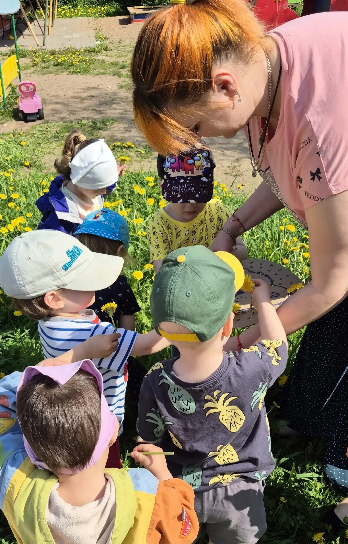 ☀Уронило солнце 
Лучик золотой. 
🌼Вырос одуванчик 
Первые, молодой.
☀У него чудесный 
Золотистый цв