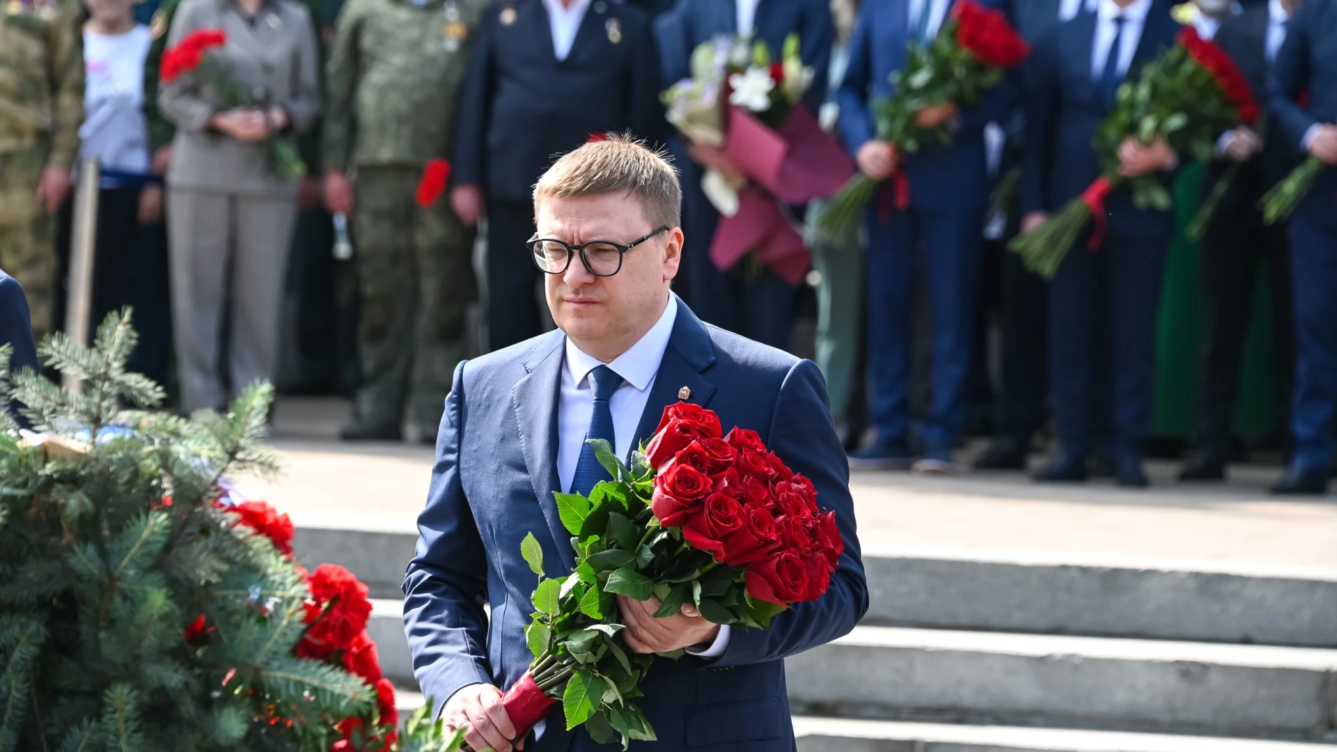 🥀 Алексей Текслер возложил цветы к Вечному огню на Аллее Славы

22 июня, в День памяти и скорби, на
