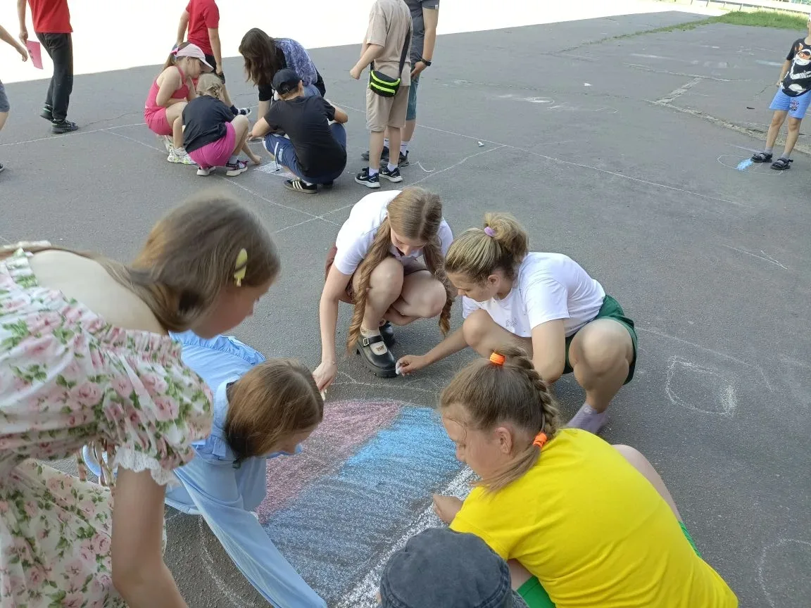 В школьных лагерях Сеймского округа прошла игра «Тропинки государственности»

В рамках Дня России в 