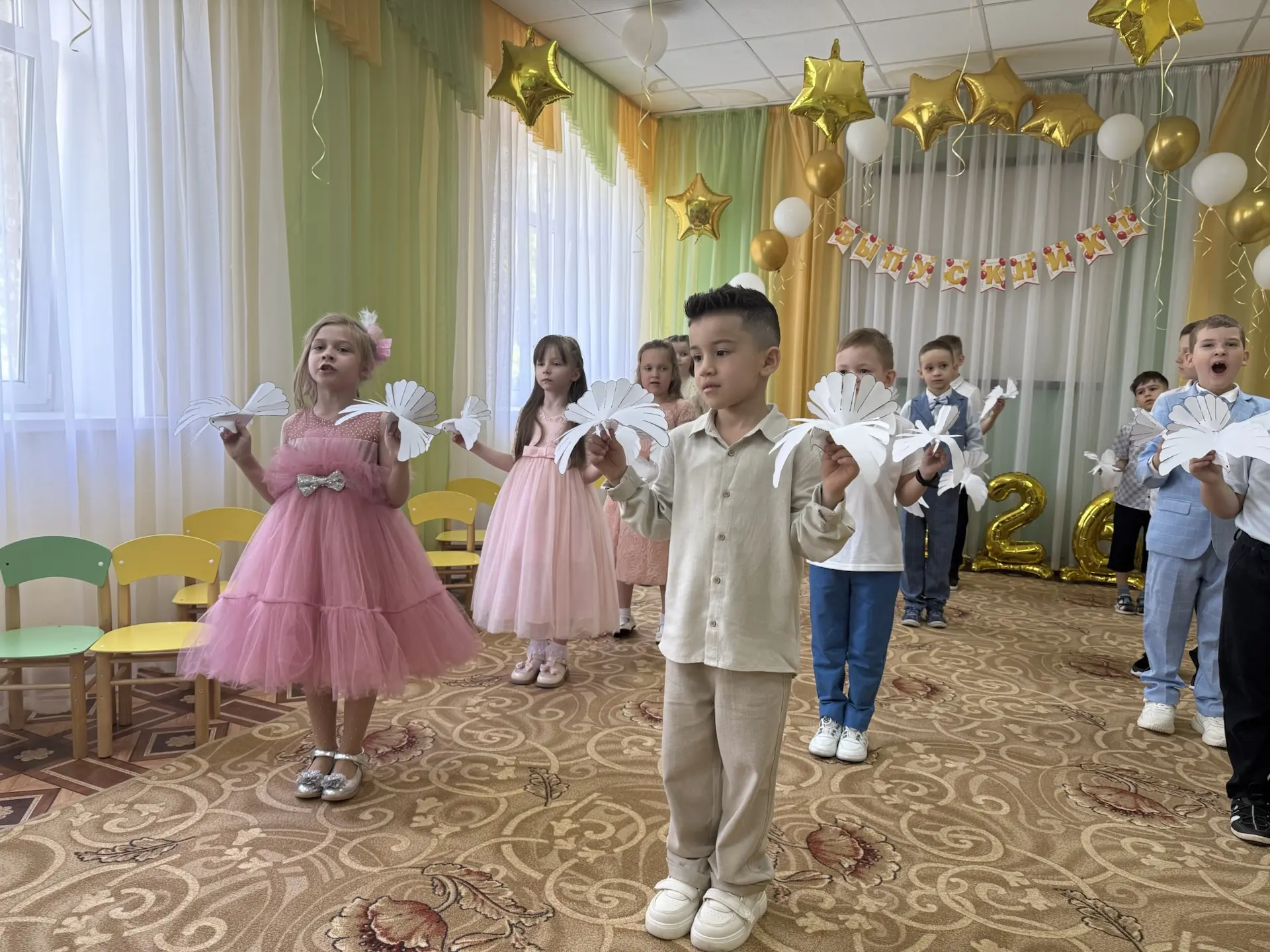 Сегодня в нашем детском саду царила особенная атмосфера — ребята подготовительной группы «Улыбка» (в