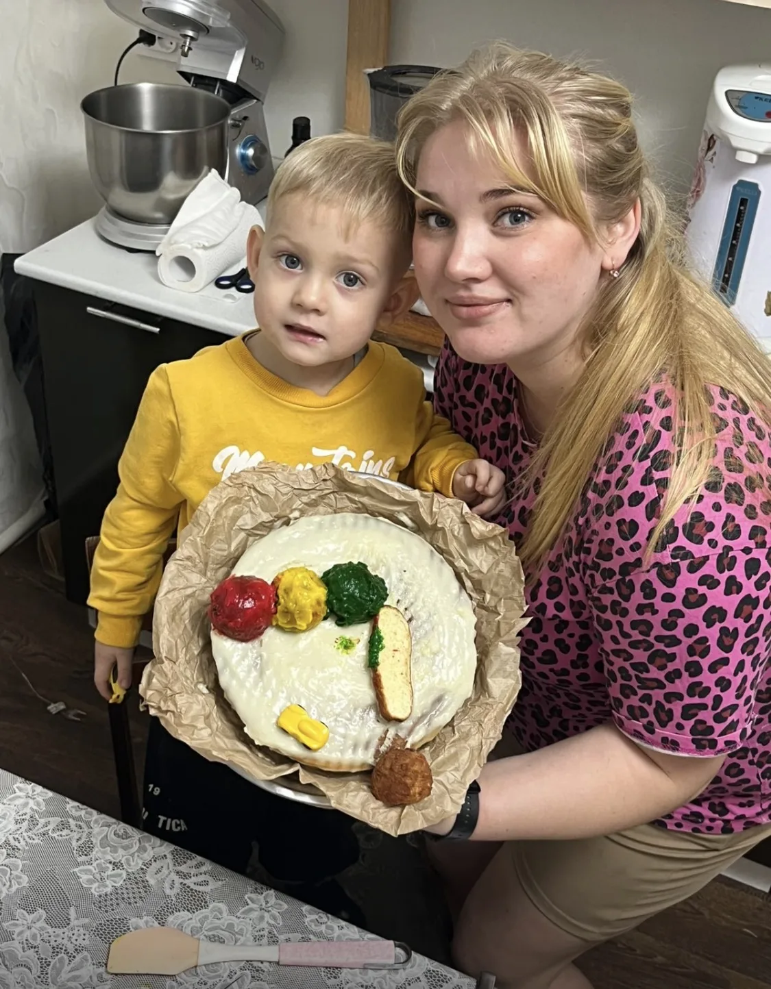 Еще один участник Адамов Мирон с мамой , готовиться к конкурсу «Вкусный дорожный знак». Пожелаем  по