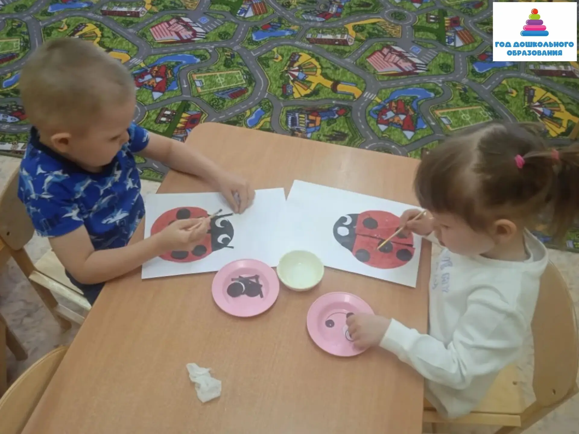 🐞🐞🐞Аппликация в группе "Солнышки" на тему "Божья коровка".
Во время занятия мы продолжаем воспиты