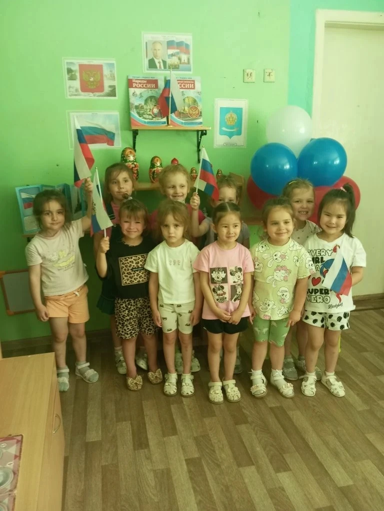 В нашем МБДОУ №79 было проведено мероприятие "День России" в рамках "Года единства народов России".
