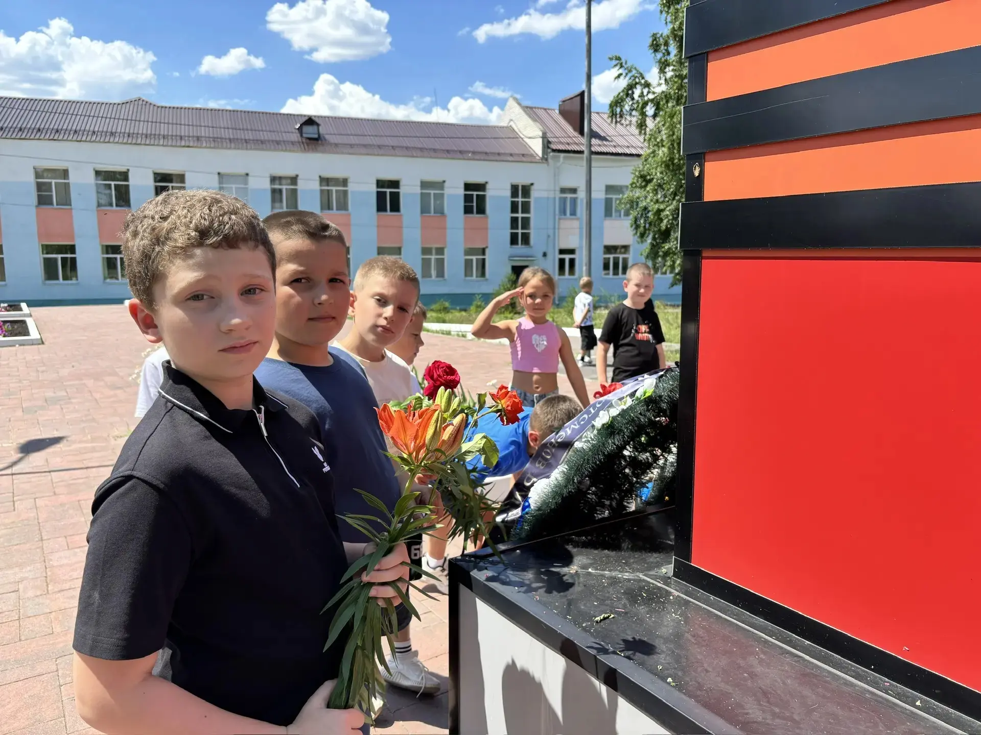 ️Акция "Возложение цветов"

✔️Сегодня, в преддверии Дня России,  ребята из лагеря дневного пребывани