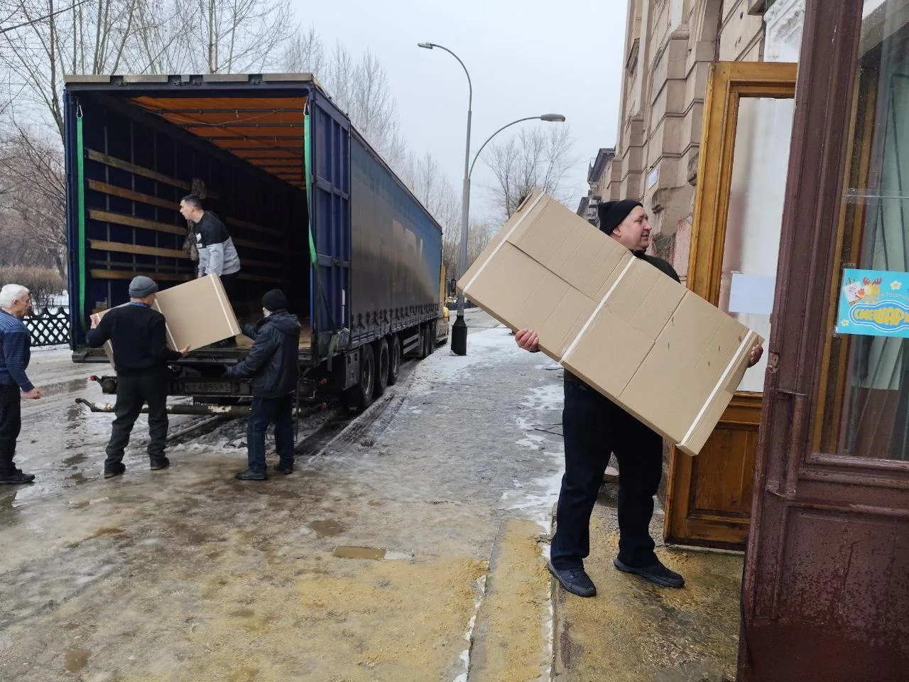 26 февраля в библиотеки города Алчевска прибыла партия мебели. Поставка мебели осуществляется в рамк