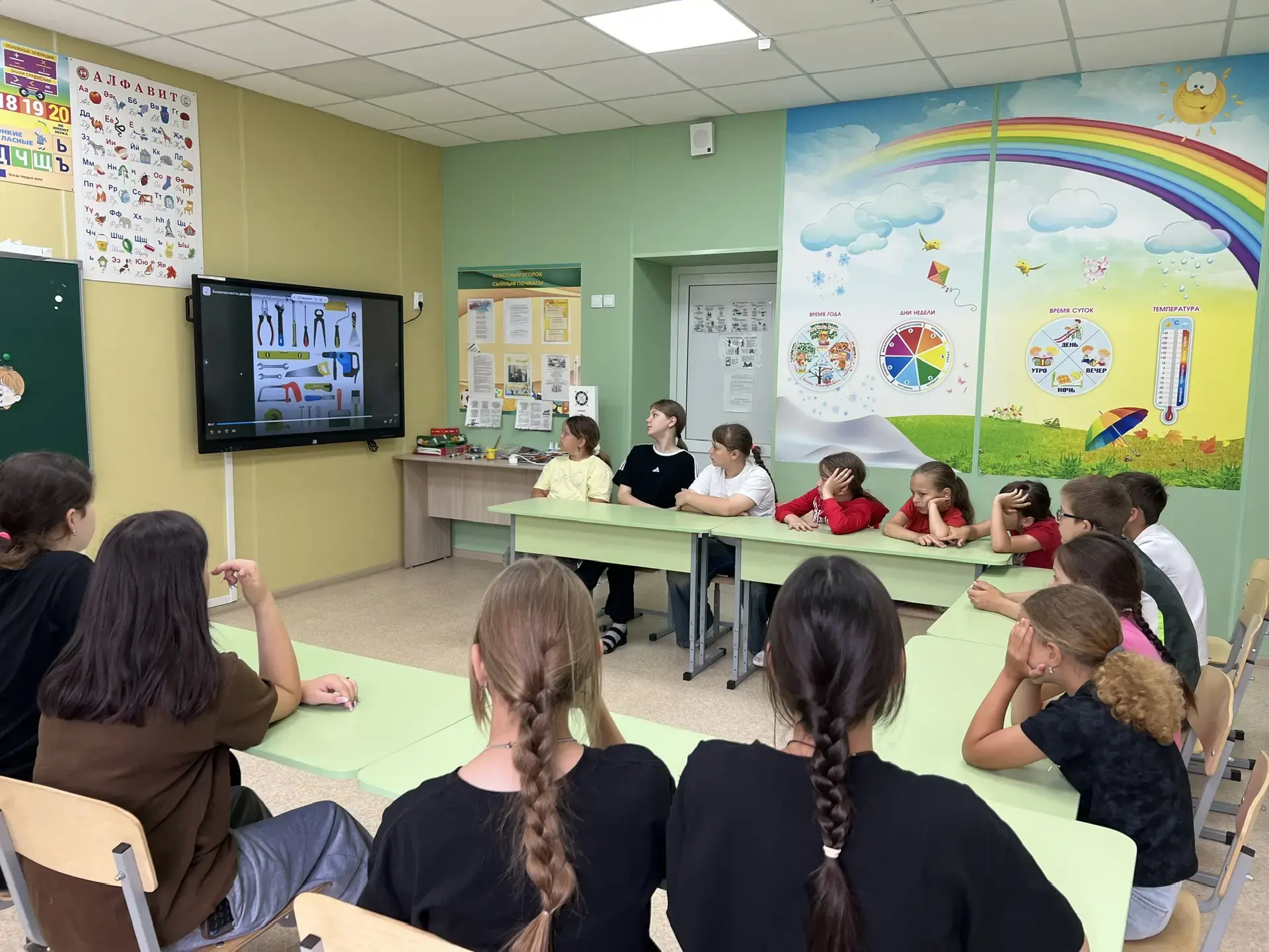 15 день детского пришкольного лагеря был посвящён  теме “Семья”. Как всегда, утро началось с зарядки
