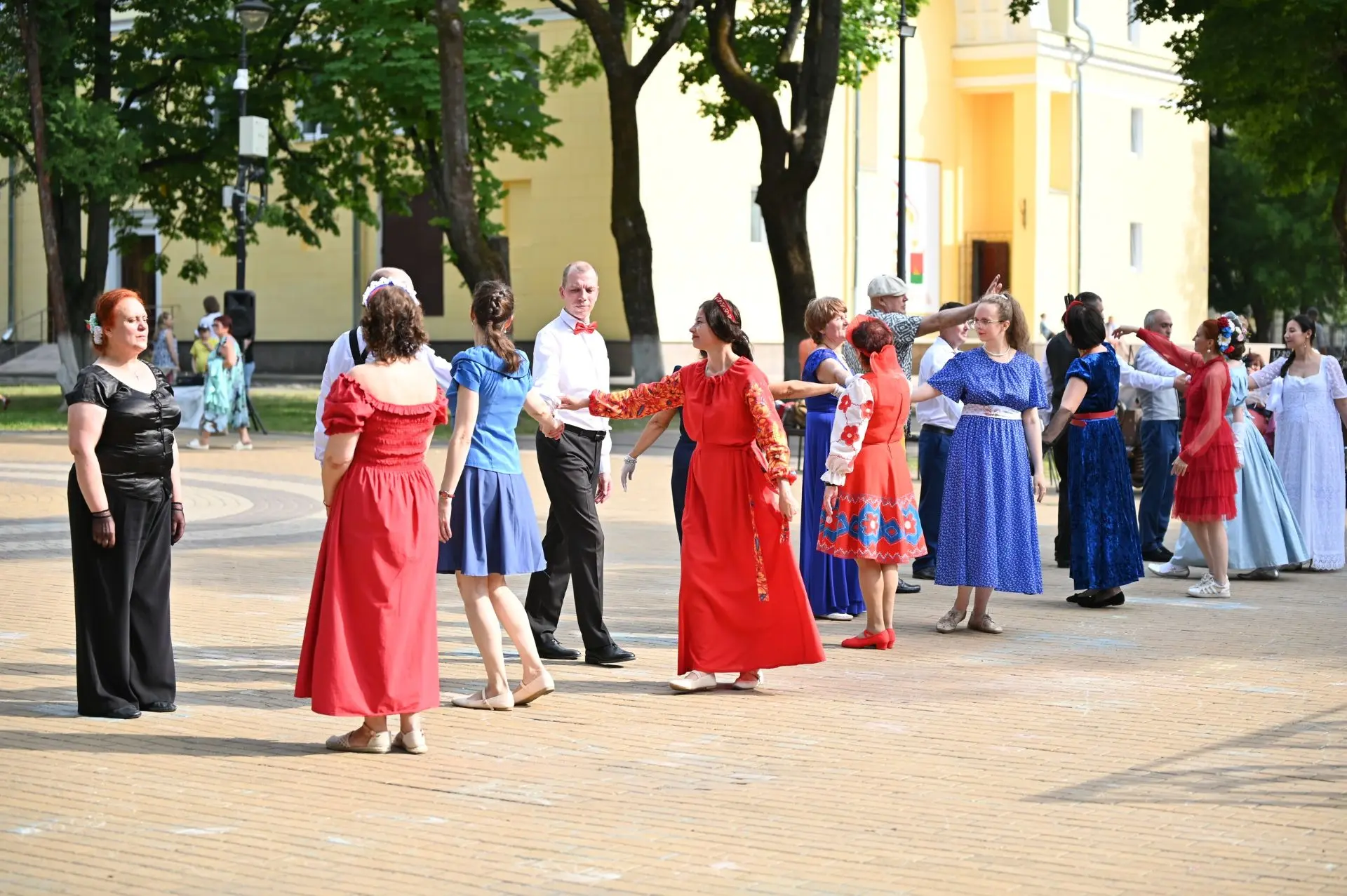 💃🇷🇺🕺 12 июня участники студии социального исторического танца "Визави" провели в Парке железнодо