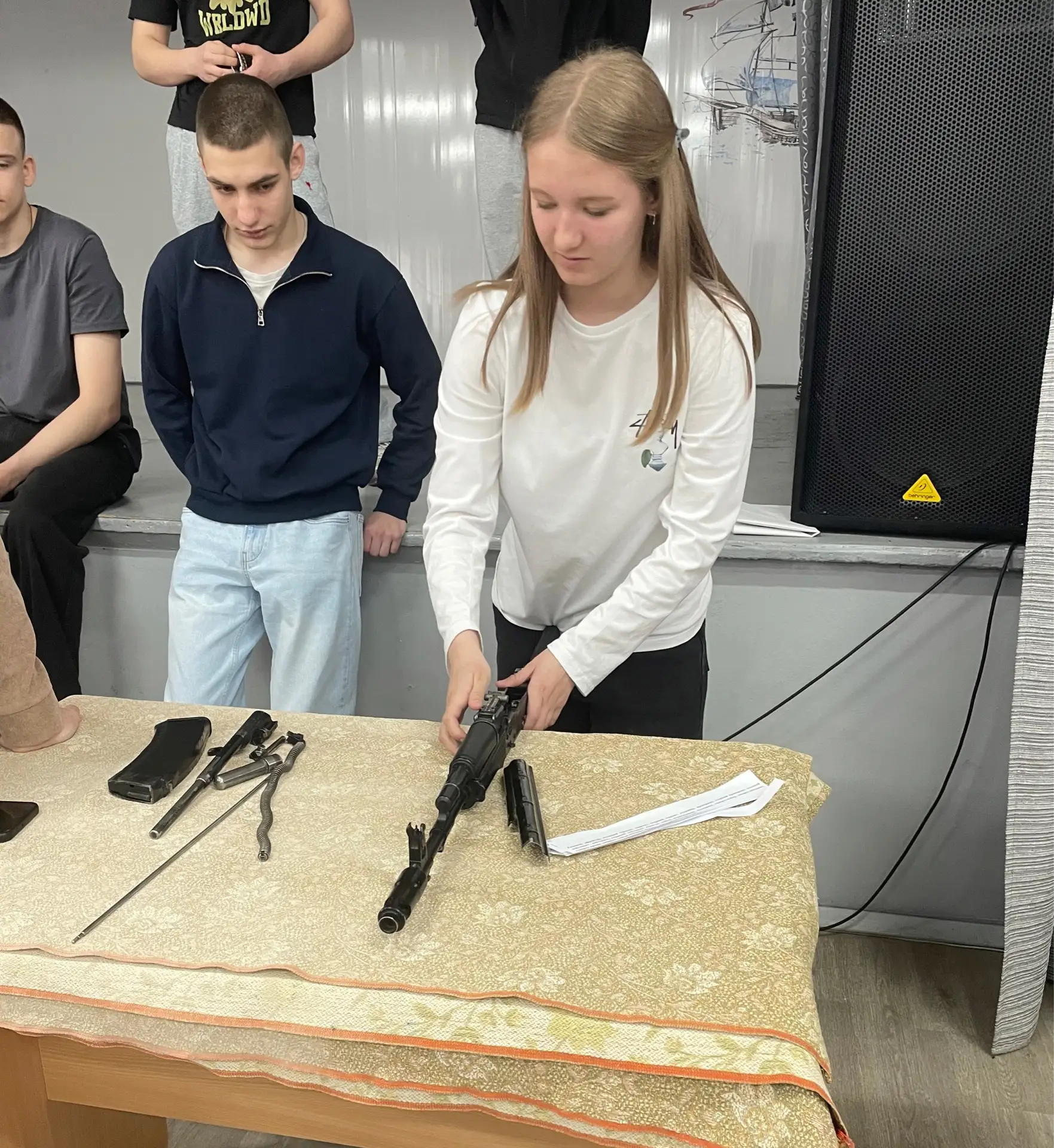 Мы продолжаем активно тренироваться! 
Сегодня наша команда выполняла сборку и разборку автоматов, а 