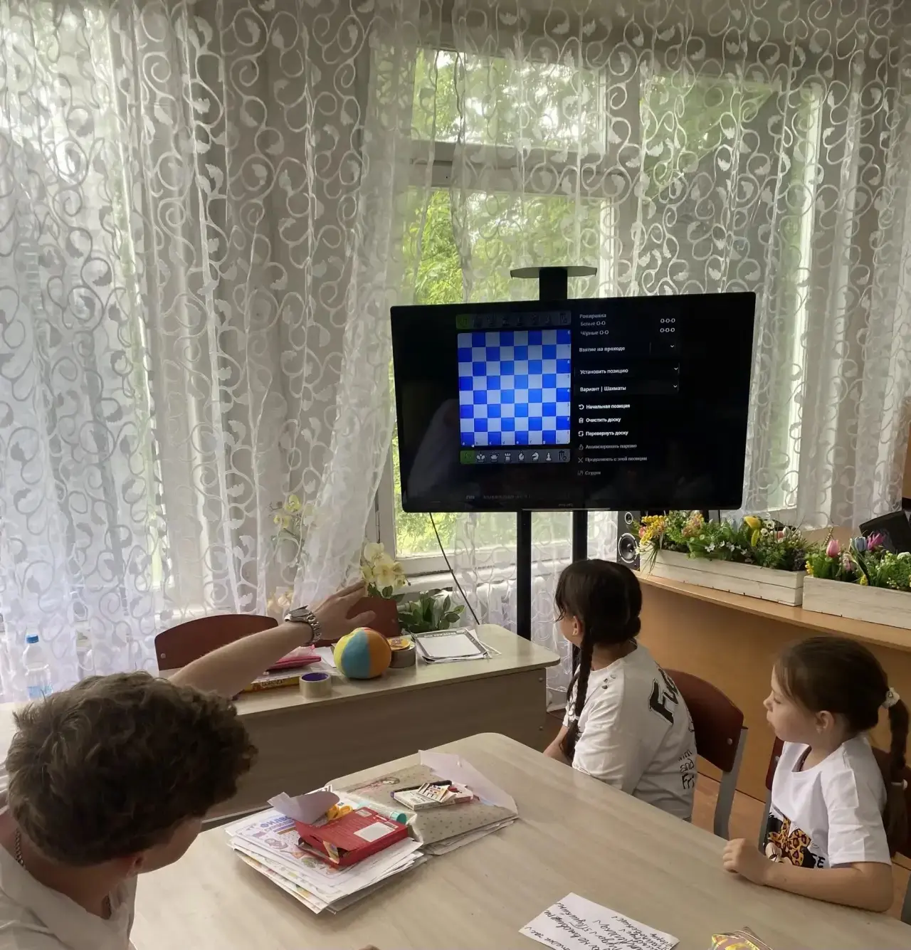 🤍💙❤️ Интеллектуальный праздник ко Дню России: шахматный мастер-класс в Лицее ♟️

В летней досугово